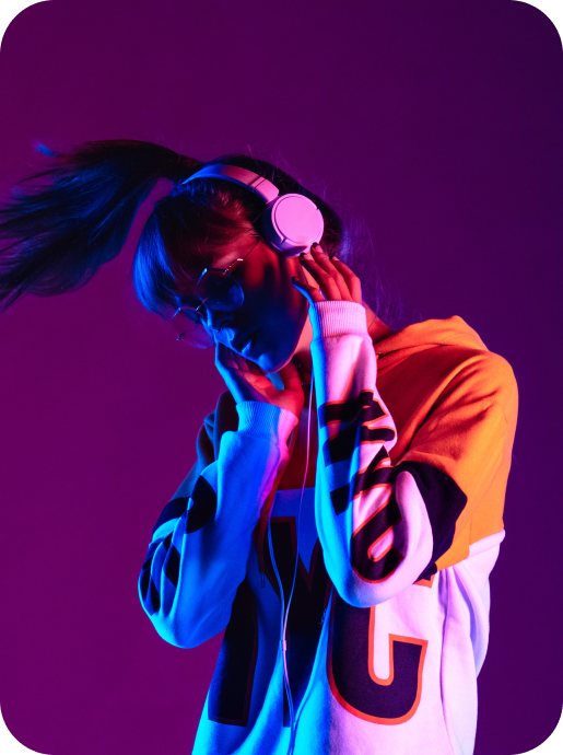 Moça ouvindo música no fone de ouvido